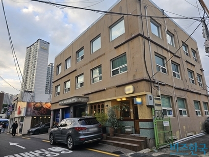 서희건설이 최근 오너 일가가 지분을 보유한 자회사 건물(사진)을 매입한 것으로 비즈한국 취재 결과 확인됐다. 사진=차형조 기자