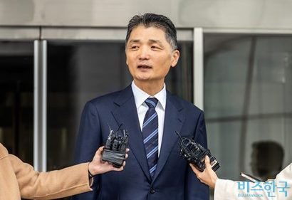 10월 21일 카카오 창업자 김범수 경영쇄신위원장이 서울남부지방법원에서 열린 자본시장법 위반 1심 선고 공판에서 무죄를 선고받은 후 법정을 나서며 발언하고 있다. 사진=최준필 기자