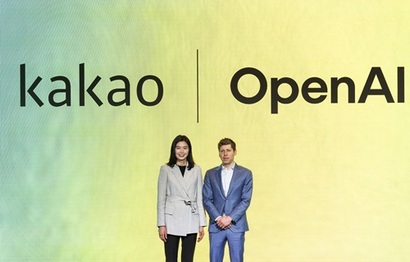 정신아 카카오 대표와 샘 올트먼 오픈AI CEO가 지난 2월 서울 중구 더 플라자 호텔에서 열린 전략적 제휴 관련 기자간담회에서 기념 촬영하고 있다. 사진=연합뉴스