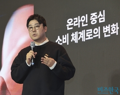 28일 서울 종로구 포시즌스 호텔 서울에서 열린 비즈한국 브랜드비즈 컨퍼런스 2025에서 홍주석 어반플레이 대표가 발표하고 있다. 사진=박정훈 기자