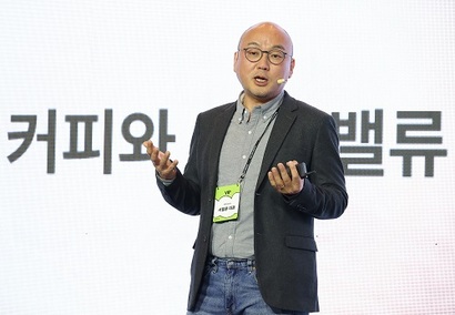 28일 서울 종로구 포시즌스호텔 서울에서 비즈한국 브랜드비즈 컨퍼런스 2025에서 서필훈 커피리브레 대표가 강연을 하고 있다. 사진=임준선 기자