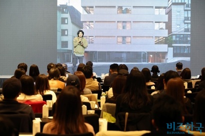 윤한진 푸하하하프렌즈 공동대표가 벽식 구조에서 벗어난 건축물을 구상한 일화를 소개하고 있다. 사진=임준선 기자