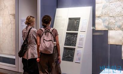 지난 1일 국립중앙박물관을 찾은 외국인 관람객들이 전시를 둘러보고 있다. 사진=최준필 기자