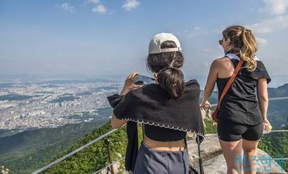 북한산국립공원을 찾은 외국인들. 사진=최준필 기자