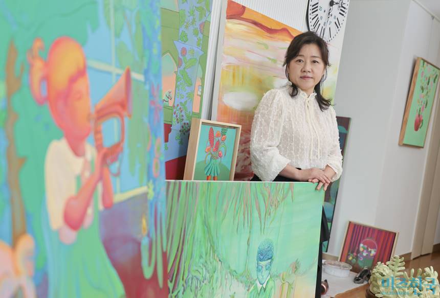 김양미 작가는 보색을 겹쳐 칠해 화면의 깊이와 묘한 환상성을 만들어낸다. 사진=박정훈 기자