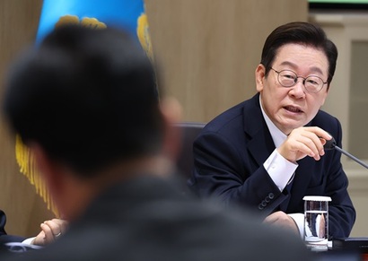 지난달 30일 국무회의에서 김영훈 노동부 장관에게 질문하는 이재명 대통령. 사진=연합뉴스