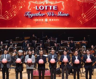 지난 3월 서울 송파구 롯데콘서트홀에서 열린 ‘2025 롯데 행복나눔 동행콘서트’에서 롯데와 파트너사 직원 대표들이 동반성장을 되새기는 점등식을 진행했다. 사진=롯데지주 제공