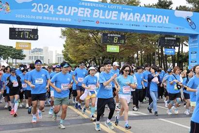 지난해 10월 서울 마포구 평화의공원 일대에서 ‘2024 슈퍼 블루마라톤’을 개최해 참가자들이 힘차게 출발하고 있다. 사진=롯데지주 제공