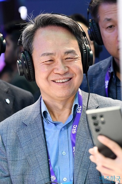 진옥동 신한금융지주 회장이 2024년 2월 스페인 바르셀로나에서 열린 '모바일월드콩그레스(MWC) 2024'에 방문한 모습. 사진=사진공동취재단