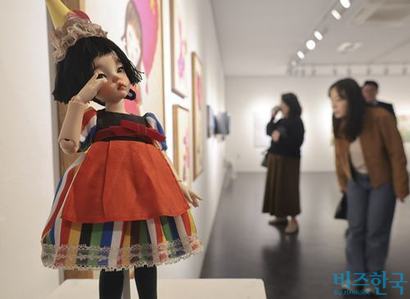 KAUP 2025展 전시장을 찾은 관람객들이 작품을 관람하고 있다. 사진=박정훈 기자