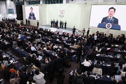 이재명 대통령이 1일 경주화백컨벤션센터(HICO)에서 2025 아시아태평양경제협력체(APEC) 정상회의를 마치고 기자회견을 하고 있다. 사진=연합뉴스