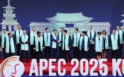 이재명 대통령이 1일 경주화백컨벤션센터(HICO)에서 2025 아시아태평양경제협력체(APEC) 참석 정상들과 기념 촬영 후 시진핑 중국 국가주석과 인사하고 있다. 사진=연합뉴