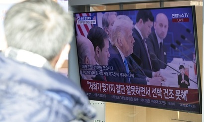 지난달 29일 서울 용산구 서울역 대합실에서 시민들이 경북 경주박물관에서 열린 이재명 대통령과 트럼프 미국대통령의 한미정상회담 모습을 TV로 시청하고 있다. 사진=박정훈 기자