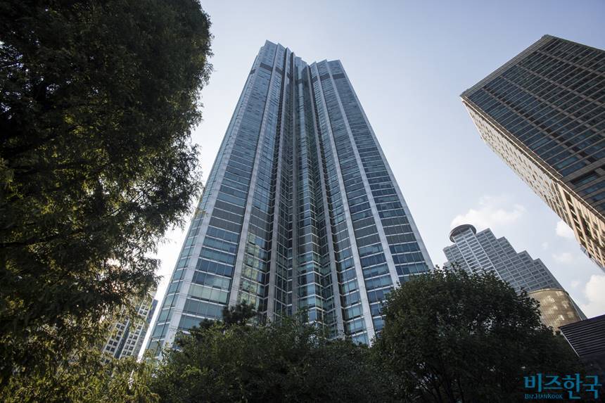 10월 23일부터 10월 27일까지 서울시 주거 매물 실거래가를 집계한 결과 강남구 도곡동 타워팰리스3(사진) 전용면적 163.702㎡ 53층 매물이 59억 원에 거래돼 주간 실거래가 1위를 차지했다. 사진=비즈한국 DB