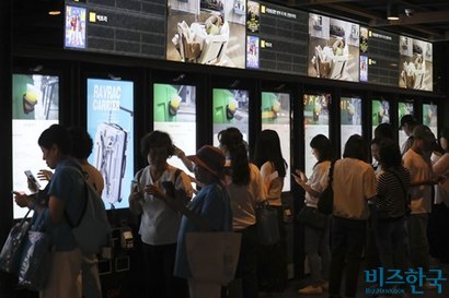 멀티플렉스 영화관에서 관객들이 영화를 예매하는 모습. 영화관 관객 수는 코로나19 이전에 비해 절반으로 줄었다. 사진=박정훈 기자