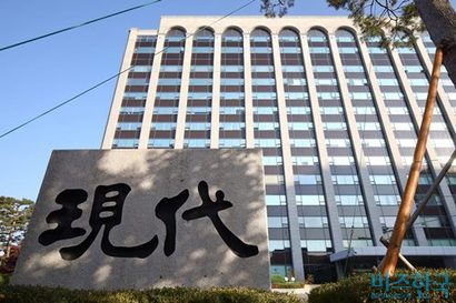 현대건설이 신탁방식으로 진행되는 정비사업장에서 공사비 증액을 명분으로 착공을 지연하다가 최근 133억 원의 손해배상 판결을 받은 것으로 비즈한국 취재 결과 확인됐다. 서울 종로구 현대건설 계동사옥. 사진=임준선 기자