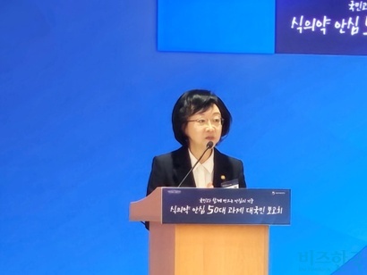 오유경 식약처장이 식의약 안심 50대 과제를 설명하면서 ​신속한 희귀질환 치료제 도입 의지와 기업 지원 의지를 강조했다. 사진=최영찬 기자