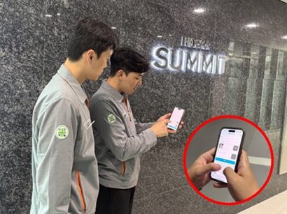 호반써밋 현장 직원들이 ‘AI 채커’를 활용해 점검하고 있다. 사진=호반그룹 제공