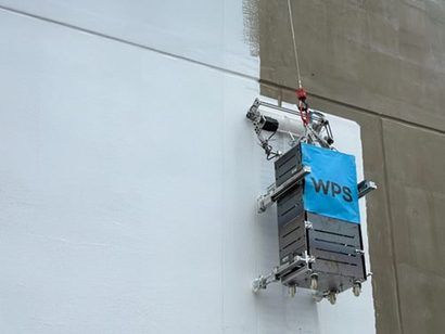 ‘호반써밋 인천검단 AB19블록’ 현장에서 외벽도장로봇 실증을 진행하고 있다. 사진=호반그룹 제공