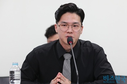 틴탑 전 멤버 방민수를 중심으로 아이돌 노동조합 준비위원회가 만들어졌다. 연내 노동조합 출범이 목표다. 지난해 9월 국회 의원회관에서 열린 ‘국회에 간 아이돌, K-POP의 성공 뒤에 가려진 아동 청소년의 노동과 안전’ 토론회에서 발언 중인 방민수 위원장. 사진=박은숙 기자