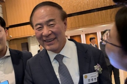 전영현 삼성전자 부회장이 2024년 5월 제34회 삼성호암상 시상식에 참석해 취재진의 질문에 답하고 있다. 사진=연합뉴스