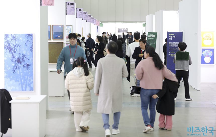 지난해 12월 5일 부산 해운대구 벡스코에서 열린 ‘2024 부산국제아트페어(BIAF)’에서 관람객들이 작품을 둘러보는 모습. 올해는 12월 4일부터 7일까지 부산 벡스코 제2전시장에서 열린다. 사진=박정훈 기자