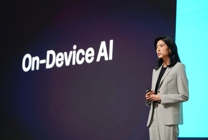 양대 포털 네이버와 ​카카오의 대조적인 사업구조 개편이 어떤 결과를 가져올지 주목된다. 정신아 카카오 대표가 9월 23일 경기 용인시 카카오AI캠퍼스에서 열린 이프카카오 25에서 기조연설을 하고 있다. 사진=카카오 제공