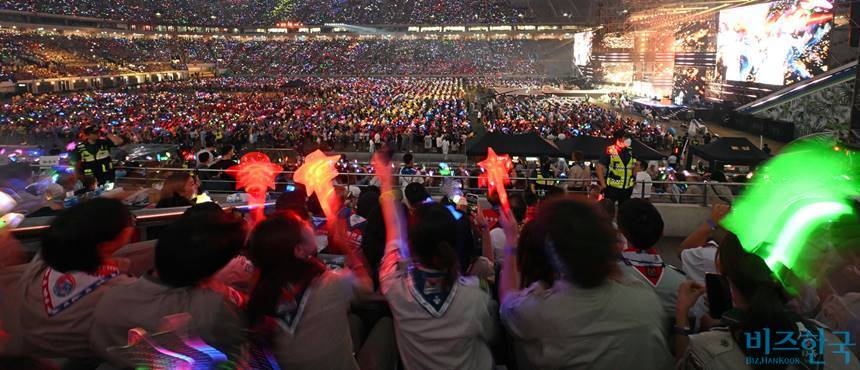 K팝 아이돌 공연을 즐기는 관객들의 모습으로 기사의 특정 내용과 관련없다. 사진=비즈한국 DB