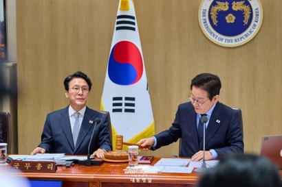 이재명 대통령이  11월 11일 서울 용산 대통령실 청사에서 열린 국무회의에서 의사봉을 두드리고 있다. 이날 국무회의에서 2035 NDC를 확정했다. 사진=대통령실