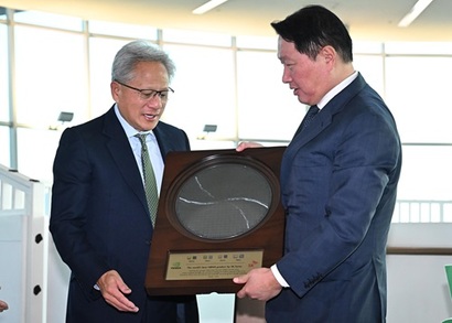 젠슨 황 엔비디아 CEO가 지난달 31일 경북 경주 예술의전당에서 열린 아시아태평양경제협력체(APEC) 최고경영자(CEO) 서밋에 참석해 최태원 대한상의 회장으로부터 SK하이닉스의 HBM4 반도체 웨이퍼를 선물받고 있다. 사진=사진공동취재단