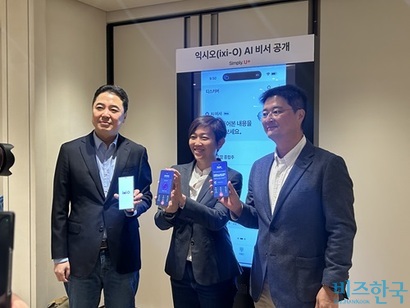 LG유플러스 통화 앱 ‘익시오’에 AI 비서 기능이 탑재된다. 13일 서울 종로구에서 열린 LG유플러스 기자간담회에 참석한 캐런 티오 구글 아시아 태평양 플랫폼·디바이스 파트너십 총괄(부사장·가운데)과 이재원 LG유플러스 부사장(오른쪽), 이상엽 LG유플러스 전무가 익시오 AI 비서를 소개하고 있다. 사진=강은경 기자