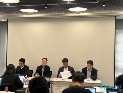 이진혁 ixi-O개발Task(상무), 이상엽 CTO(전무), 이재원 컨슈머부문장(부사장), 최윤호 AI Agent추진그룹장(상무)이 기자들과 질의 응답하고 있다(​왼쪽부터)​. 사진=강은경 기자