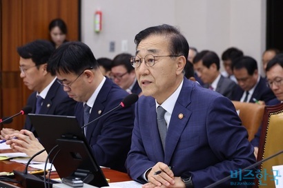 10월 13일 김윤덕 국토교통부 장관이 국회 국토교통위원회 국정감사에서 의원 질의에 답변하고 있다. 당시 김 장관은 양평고속도로 의혹에 대해 “특검 수사 결과를 지켜본 뒤 필요한 조치를 취하겠다”고 밝혔다. 사진=박은숙 기자