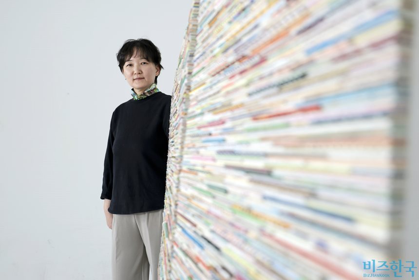 이혜원 작가는 색채를 입힌 한지나 두터운 하드보드 종이 혹은 아이들이 제작한 그림 등을 일정한 크기로 잘라 캔버스에 쌓아올리는 방식으로 작품을 만든다. 공력과 물리적 시간이 많이 소요되는 작업이다. 사진=박정훈 기자
