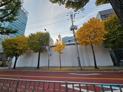 피플바이오가 양수한 부지에 설치된 가벽. 사진=최영찬 기자