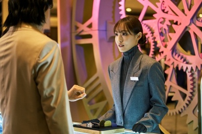 오랜 시간 자행된 아버지의 가정폭력으로 트라우마를 갖게 된 조은수. 그러나 그 무력함으로 백화점 VIP 고객이 죽음을 맞은 현실을 보면서, 친구 희수마저 잃을 순 없다고 결심한다. 사진=넷플릭스 제공