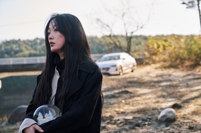 맞서도 보고, 도망도 가보고, 신고도 하려 했지만 항상 현실의 벽에 막혔던 조희수. 어떻게 하면 한 대라도 덜 맞을까 하는 지경에 이르다 목숨을 끊고자 결심했을 때, 은수의 제안을 듣게 된다. 사진=넷플릭스 제공