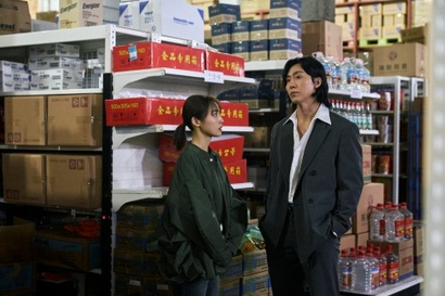 빌런인 듯 빌런 아닌 진소백. 과거 가정 내의 아픔이 있는 그는 멈춰버린 시간 속에 살고 있다 은수와 희수를 만나 돕게 된다. 사진=넷플릭스 제공