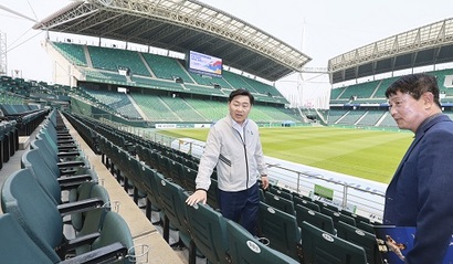 김관영 전북도지사가 5월 전주월드컵경기장을 찾아 시설을 점검하고 있다. 사진=전북특별자치도 제공