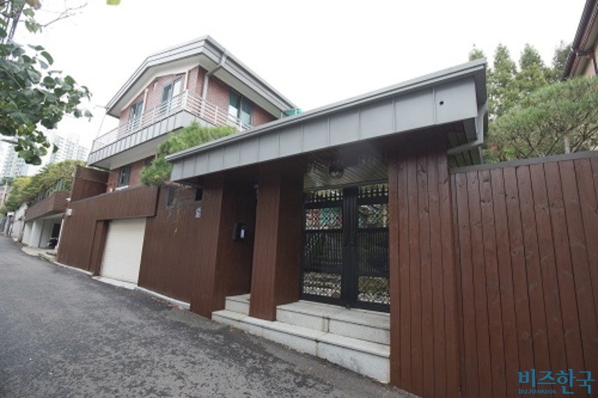 [단독] 김만배 누나 소유 연희동 자택도 압류…과거 윤석열 부친에게 매입