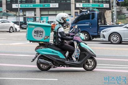 배민 배달라이더. 전국 카드 결제액은 여전히 배민이 앞선다. 사진=최준필 기자