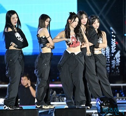 뉴진스가 지난 2023년 8월 서울월드컵경기장에서 열린 ‘2023 새만금 세계스카우트잼버리 K팝 슈퍼 라이브 콘서트’에서 공연하는 모습. 사진=사진공동취재단