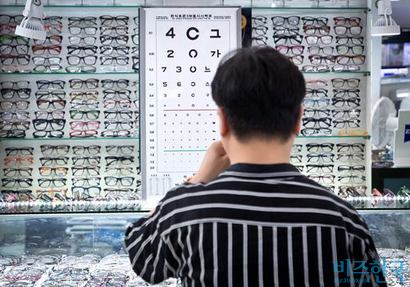 콘택트렌즈 온라인 판매 규제를 일시적으로 유예한 정부 행정조치가 적법하다는 법원 판단이 나오면서 향후 콘택트렌즈 온라인 시장이 열릴지 주목된다. 안경점에서 안경을 맞추기 위해 시력검사를 받는 모습. 사진=임준선 기자