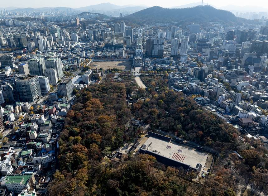 유네스코가 종묘(사진) 인근 개발 사업에 대한 유산영향평가를 촉구하는 공식 입장을 밝혔다. 유네스코는 유산영향평가 결과에 따라 종묘가 ‘위험에 처한 세계유산’에 등재될 수 있다고도 경고했다. 사진=연합뉴스