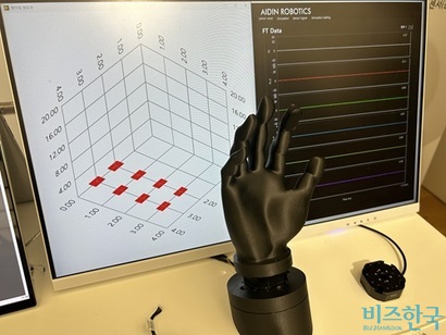 데모데이 현장에 마련된 에이딘로보틱스 촉각 센서 시연 부스. 사진=강은경 기자