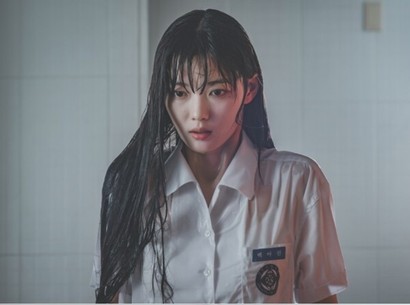 고아나 다름없는 삶에서 살아 남아야 하는 백아진. 선천적 성향과 후천적 성장환경의 결합으로 사람을 도구로 이용하는 데 스스럼없는 사람이 되었다.