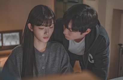 아진은 자신의 삶에 걸림돌이나 족쇄가 되는 이들을 하나하나 치워버린다. 자신의 손을 더럽히기보단 주변의 손을 빌려서.