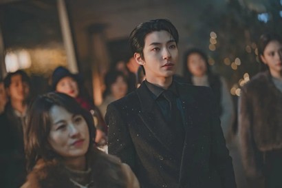 배우가 된 아진의 덫에 걸린 남자, 허인강. 아진을 진심으로 사랑하게 됐으나 쓸모를 다하며 처절하게 버려진다.