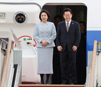 이재명 대통령이 남아프리카공화국에서 열리는 G20 정상회의에서 보호무역주의와 공급망 재편 움직임에 대응하기 위해 '글로벌 사우스'와 협력 강화에 나설 것으로 보인다. 이재명 대통령과 김혜경 여사가 G20 참석 등을 위해 지난 17일 오전 경기도 성남 서울공항 공군 1호기에서 인사하고 있는 모습. 사진=임준선 기자