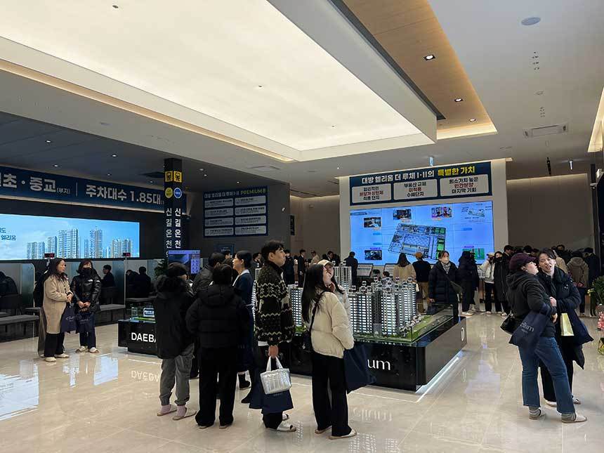 ‘시흥거모지구 대방 엘리움 더 루체Ⅰ·Ⅱ’ 견본주택을 방문해 살펴보는 방문객들. 24일부터 청약을 접수한다. 사진=대방건설 제공